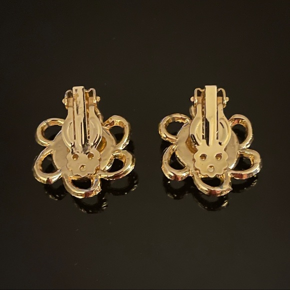 ✨Stunning Floral Cameo Clip On Earrings - Picture 2 of 2